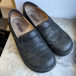 Alegria Keli Black Embossed Paisley